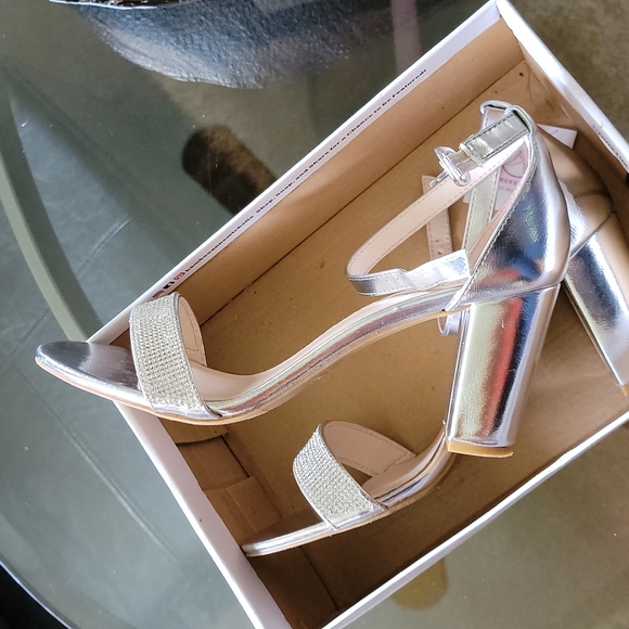 HEELS - Picture 2 of 3